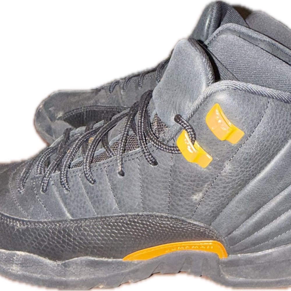 Black and Gold Jordan Retro Men's Athletic Shoes - Picture 3 of 4